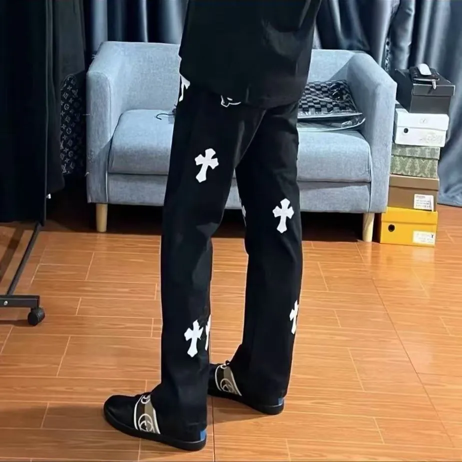 P220 💰 Chrome hearts Chengdu limited new city limited jeans Chrome hearts city limited jeans Hardware customization Original development vintage levis American-made 501 black and gray base remake Levi's American 501 base imported sheepskin 925 silver remake [Top heavy industry fashion design] Consistently high-street luxury style. Speaking of this style, the Zangyin family and GU family are definitely the leading representative brands. Especially the Zangyin family has really achieved a state-of-the-art effect in creating high-street style. The unique washed material is used to create this style. The color system is already quite eye-catching. After it is decorated with patchwork cross flowers, it cleverly highlights the charm of the brand. Secondly, this style uses classic The high-waist cutting design highlights the long legs and fashionable temperament of the upper body. The brand is highly recognizable and the slim fit configuration is more suitable for daily wear. It is a product that interprets personality, fashion, and specifications at a glance. This single product is enough to make any fan excited. It can be a white T-shirt for a youthful college style, or a tight suspender for a royal style. It has strong matching ability and can be easily controlled by men.  [Materials and craftsmanship] Needless to say, this point goes without saying. As an excellent craftsman brand, Zangyin’s requirements for details and craftsmanship are really perfect. The washed color of this model has gone through so many processes, not to mention the embellishment of denim appliques. It is also purely hand-made and sewn. Just like what they believe in, only hand-made things have soul and have the meaning of wear. A top-notch heavy-duty fashionable denim item, I look forward to your perfect interpretation! ! Color: black gray size: 28 30 32 34 36